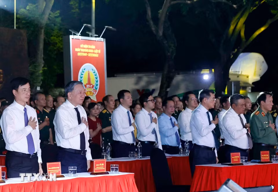 Tổng Bí thư, Chủ tịch nước Tô Lâm, Thủ tướng Lê Minh Hưng và các đại biểu tại điểm cầu Hà Nội. (Ảnh: Thống Nhất/TTXVN)