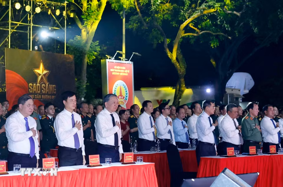Tổng Bí thư, Chủ tịch nước Tô Lâm, Thủ tướng Lê Minh Hưng và các đại biểu tại điểm cầu Hà Nội. (Ảnh: Thống Nhất/TTXVN)