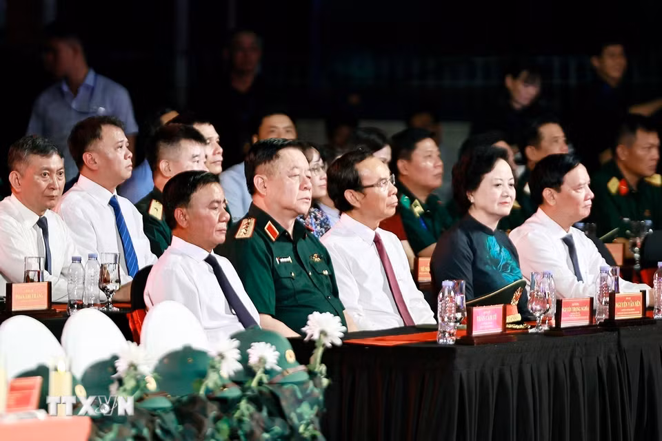 Thường trực Ban Bí thư Trần Cẩm Tú và đại biểu dự Chương trình cầu truyền hình tại Công viên Lê Thị Riêng, Thành phố Hồ Chí Minh. (Ảnh: Doãn Tấn/TTXVN)