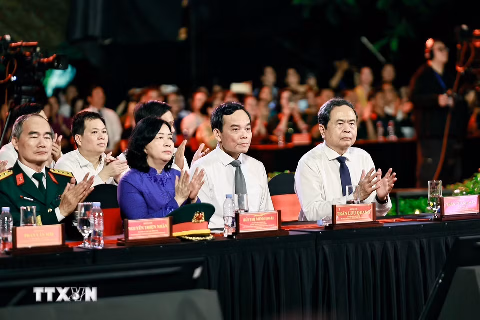 Chủ tịch Quốc hội Trần Thanh Mẫn và đại biểu dự Chương trình cầu truyền hình tại Công viên Lê Thị Riêng, Thành phố Hồ Chí Minh. (Ảnh: Doãn Tấn/TTXVN)