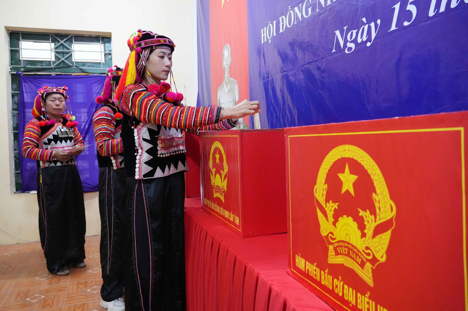 Xã Sín Thầu, tỉnh Điện Biên nằm giữa núi rừng trùng điệp của vùng đất nơi cực Tây của Tổ quốc, nổi tiếng với cột mốc ba cạnh thiêng liêng. Từ sớm ngày 15/3/2026, đồng bào các dân tộc Hà Nhì, Mông, Thái, Kinh… trong trang phục truyền thống đã nô nức đến các điểm bỏ phiếu để thực hiện quyền và nghĩa vụ công dân. (Ảnh: Trung Kiên/TTXVN)