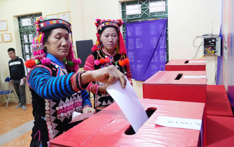 Đồng bào dân tộc Hà Nhì trong trang phục rực rỡ bỏ phiếu tại Tổ bầu cử số 1, xã Sín Thầu. (Ảnh: Trung Kiên/TTXVN)