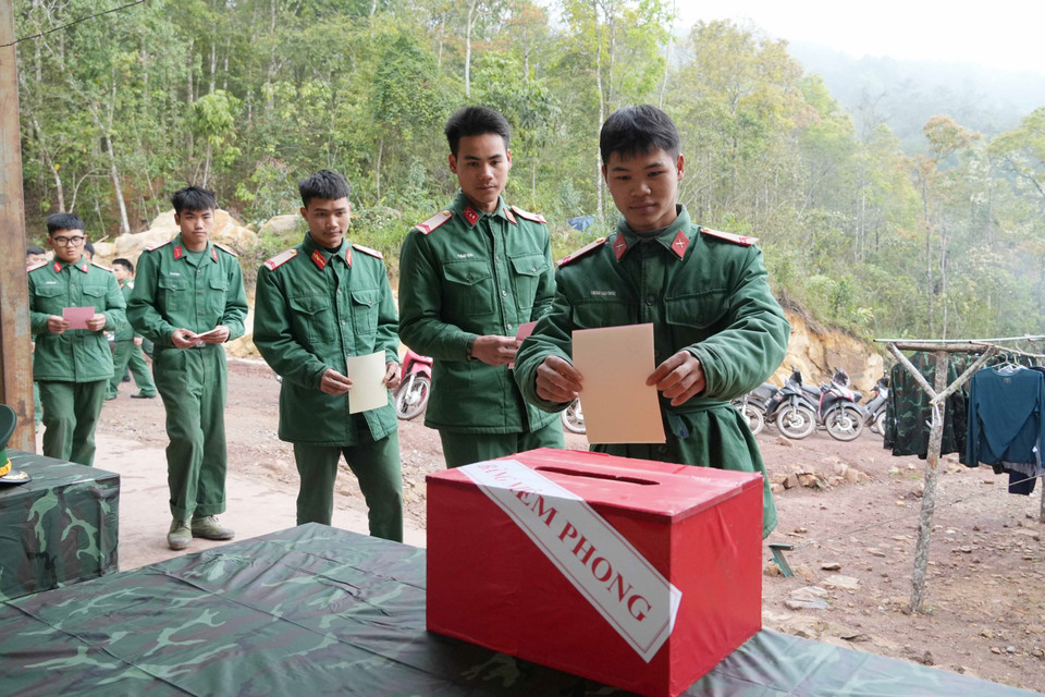 Các chiến sỹ Tiểu đoàn 1, Lữ đoàn 543, Quân khu 2 tiến hành bỏ phiếu vào thùng phiếu phụ của Tổ bầu cử số 1, xã Sín Thầu, Điện Biên. (Ảnh: Trung Kiên/TTXVN)