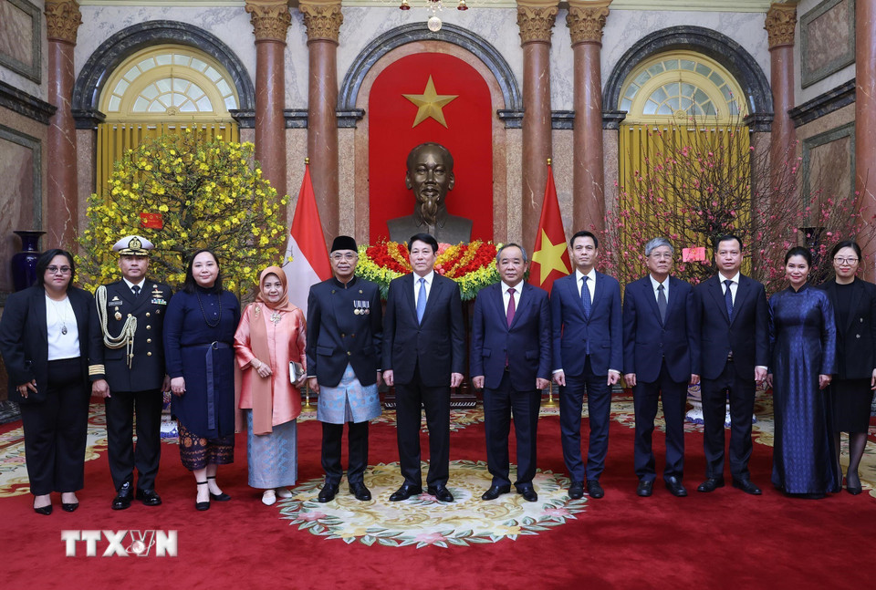 Chủ tịch nước Lương Cường với Đại sứ Cộng hòa Indonesia tại Việt Nam Adam Mulawarman Tugio và các đại biểu. (Ảnh: Lâm Khánh/TTXVN)