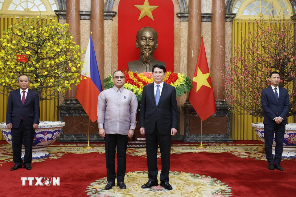 Chủ tịch nước Lương Cường với Đại sứ Cộng hòa Philippines tại Việt Nam Francisco Noel R. Fernandez III. (Ảnh: Lâm Khánh/TTXVN)