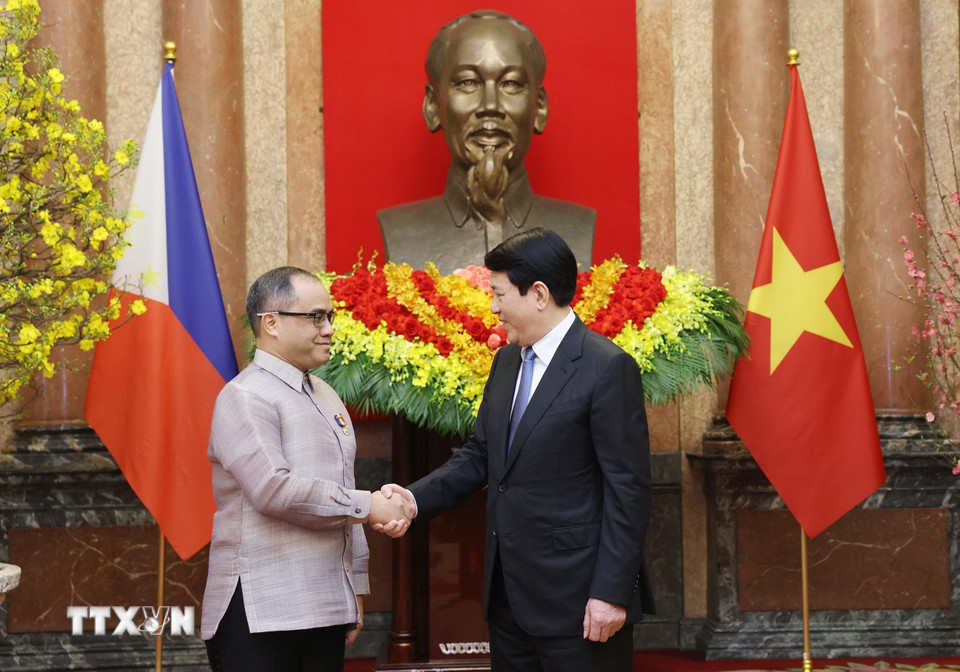 Chủ tịch nước Lương Cường với Đại sứ Cộng hòa Philippines tại Việt Nam Francisco Noel R. Fernandez III. (Ảnh: Lâm Khánh/TTXVN)
