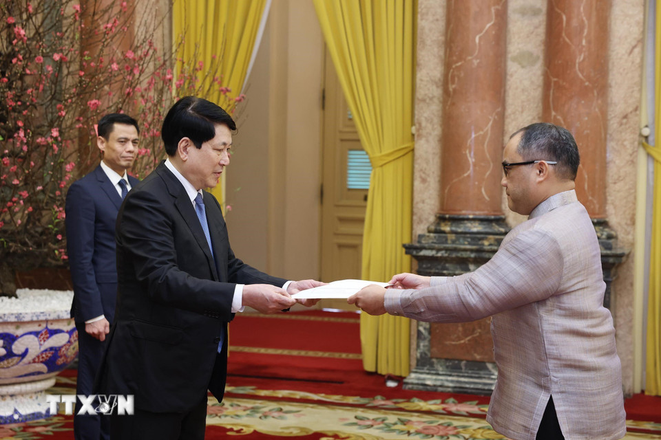 Chủ tịch nước Lương Cường nhận Quốc thư từ Đại sứ Cộng hòa Philippines tại Việt Nam Francisco Noel R. Fernandez III. (Ảnh: Lâm Khánh/TTXVN)