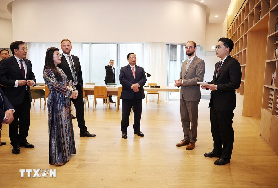 Thủ tướng Phạm Minh Chính và Phu nhân nghe giới thiệu về nhà soạn nhạc cổ điển người Estonia Arvo Pärt. (Ảnh: Dương Giang/TTXVN)