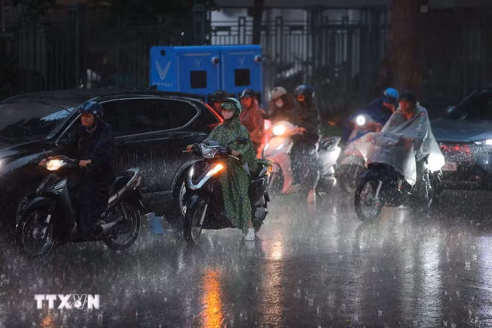 Mưa giông diện rộng trên địa bàn Hà Nội giúp giải tỏa bầu không khí oi nóng nhiều ngày qua. (Ảnh: Minh Quyết/TTXVN)
