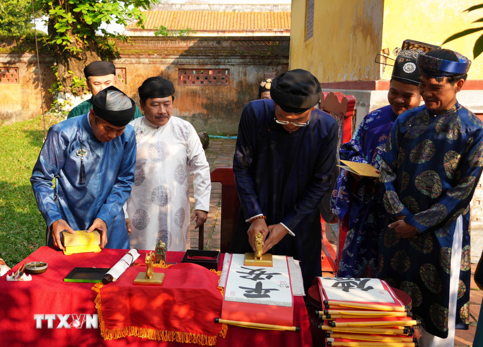 Sau nghi Lễ Hạ nêu, hoạt động khai ấn tân niên được tổ chức trong Thế Miếu, Đại Nội Huế. (Ảnh: Nguyên Lý/TTXVN)