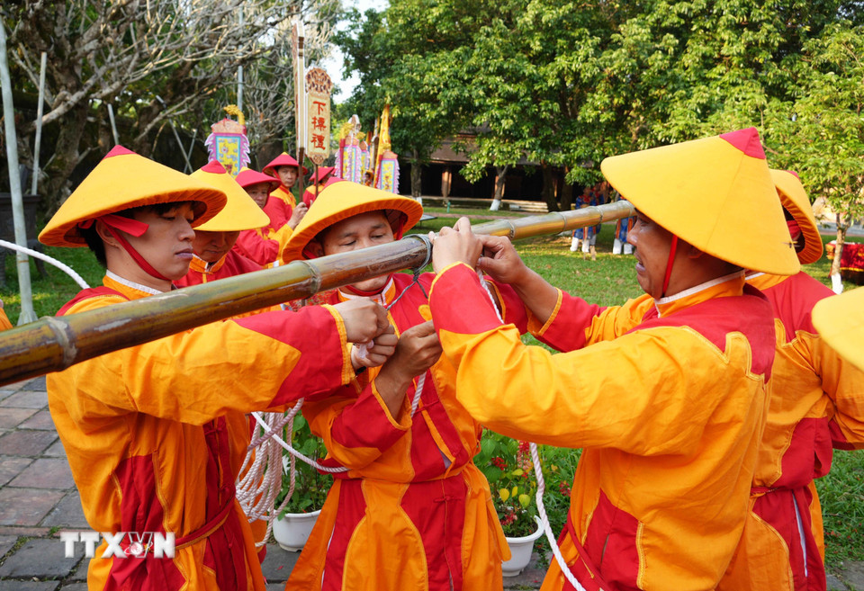 Cây nêu ở Thế Miếu trong Đại Nội Huế đã được hạ xuống. (Ảnh: Nguyên Lý/TTXVN)