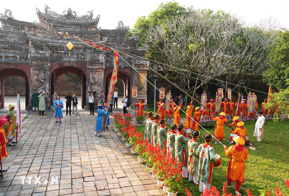 Cây nêu ở Thế Miếu trong Đại Nội Huế được hạ xuống. (Ảnh: Nguyên Lý/TTXVN)