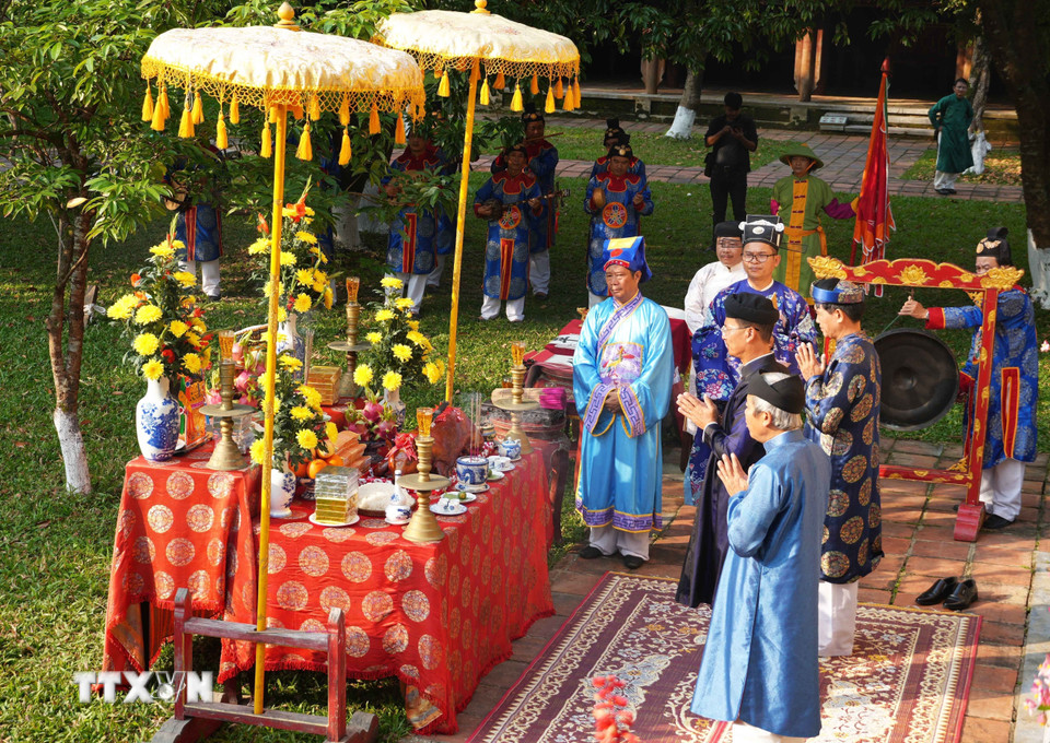 Thực hiện nghi Lễ Hạ nêu ở Thế Miếu trong Đại Nội Huế. (Ảnh: Nguyên Lý/TTXVN)