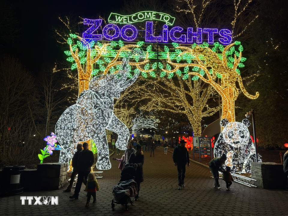 Không chỉ là một sự kiện giải trí quen thuộc của người dân địa phương, ZooLights còn trở thành điểm hẹn văn hóa-du lịch đặc sắc. (Ảnh: Ngọc Quang/TTXVN)