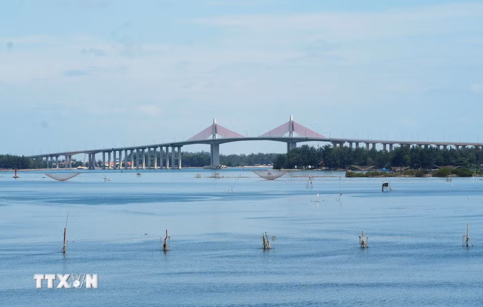 Cửa biển Thuận An, thành phố Huế nhìn từ phá Tam Giang mang vẻ đẹp hoang sơ, bình yên. (Ảnh: Nguyên Lý/TTXVN)