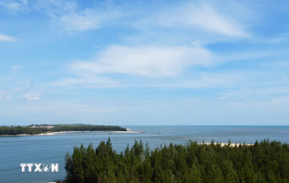 Rặng phi lao ở hai bên cửa biển Thuận An, thành phố Huế tạo không gian xanh cho cửa biển. (Ảnh: Nguyên Lý/TTXVN)