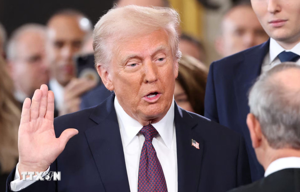 Ông Donald Trump tuyên thệ nhậm chức tại Tòa nhà Quốc hội ở Washington DC., chính thức trở thành Tổng thống thứ 47 của Mỹ. (Ảnh: REUTERS/TTXVN)