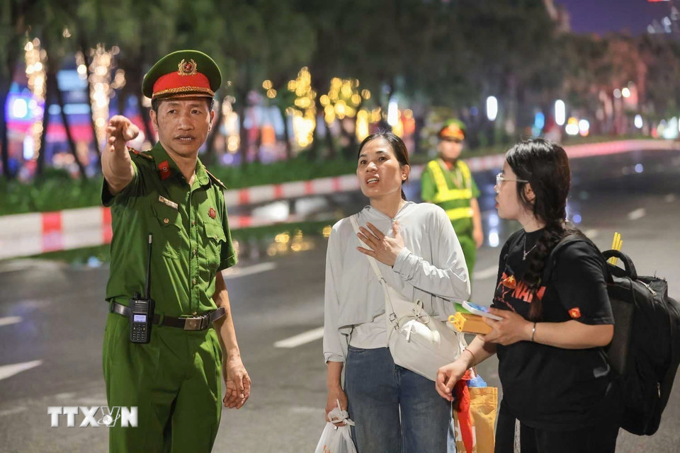 Người dân nhận được sự hướng dẫn tận tình của các lực lượng chức năng. (Ảnh: Hoàng Hiếu/TTXVN)