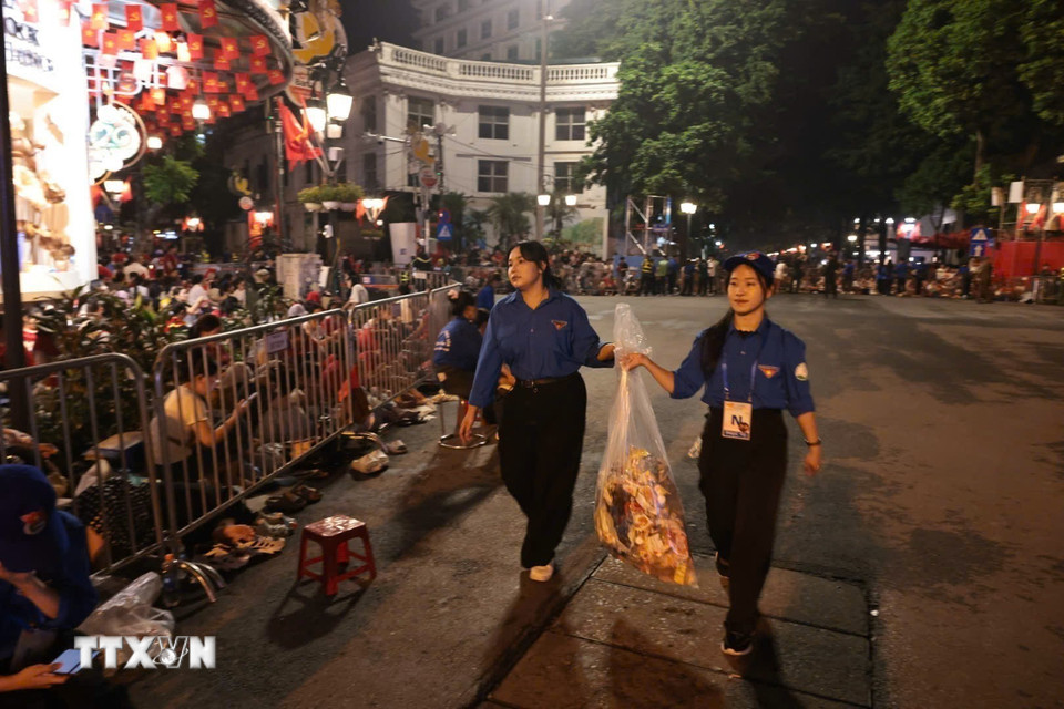 Những "chiến binh thầm lặng" đồng hành cùng bà con liên tục thu gom thu gom rác thải, đảm bảo vệ sinh môi trường. (Ảnh: Trần Việt/TTXVN)