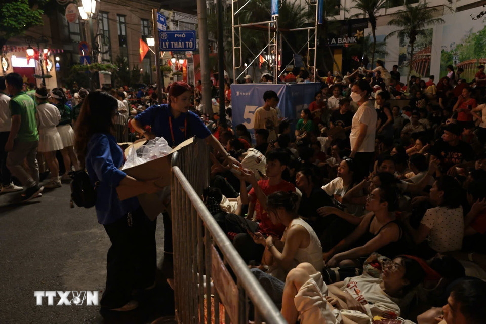 Những "chiến binh thầm lặng" đồng hành cùng bà con xuyên đêm. (Ảnh: Trần Việt/TTXVN)