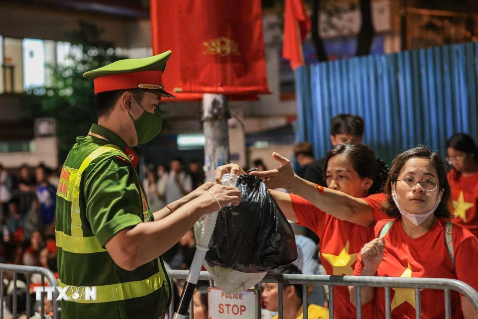 Các lực lượng chức năng nhiệt tình trong mọi công tác giữ gìn vệ sinh môi trường trên các tuyến phố nơi nhân dân tập trung chờ xem diễu binh, diễu hành. (Ảnh: Hoàng Hiếu/TTXVN)