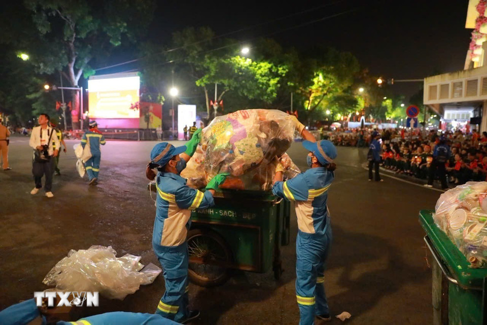 Những "chiến binh thầm lặng" đồng hành cùng bà con liên tục thu gom thu gom rác thải, đảm bảo vệ sinh môi trường. (Ảnh: Khánh Hòa/TTXVN)