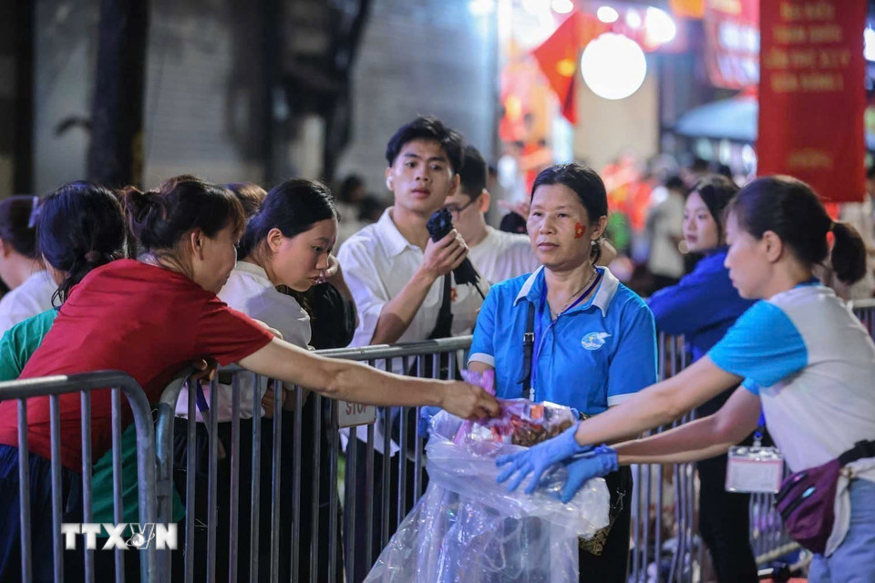 Các lực lượng chức năng nhiệt tình trong mọi công tác giữ gìn vệ sinh môi trường trên các tuyến phố nơi nhân dân tập trung chờ xem diễu binh, diễu hành. (Ảnh: Hoàng Hiếu/TTXVN)