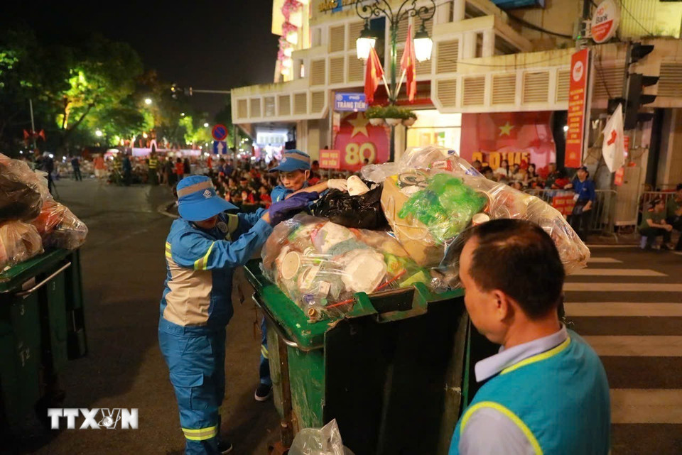 Những "chiến binh thầm lặng" đồng hành cùng bà con liên tục thu gom thu gom rác thải, đảm bảo vệ sinh môi trường. (Ảnh: Khánh Hòa/TTXVN)