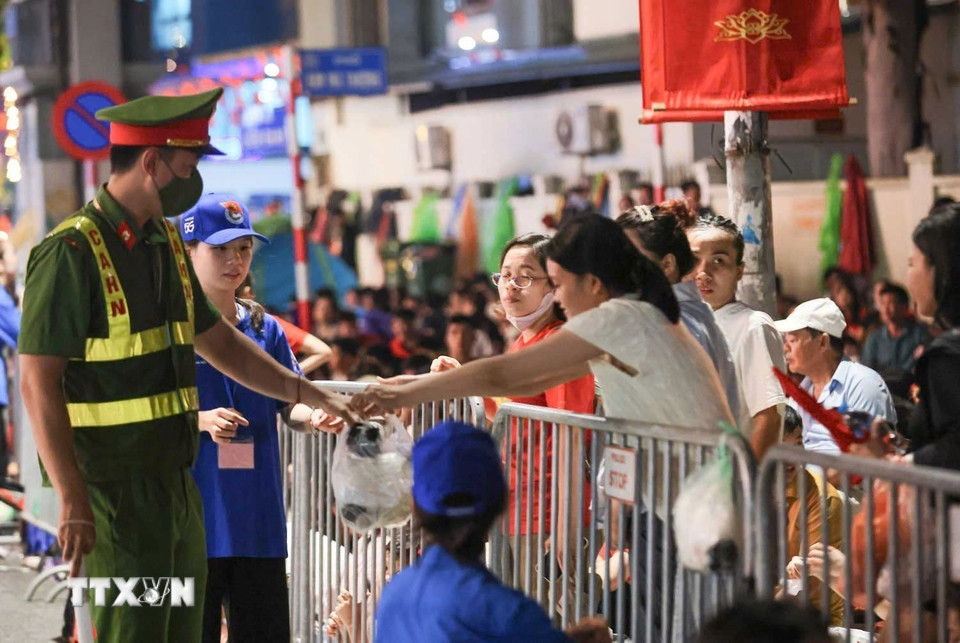 Các lực lượng chức năng nhiệt tình trong mọi công tác giữ gìn vệ sinh môi trường trên các tuyến phố nơi nhân dân tập trung chờ xem diễu binh, diễu hành. (Ảnh: Hoàng Hiếu/TTXVN)