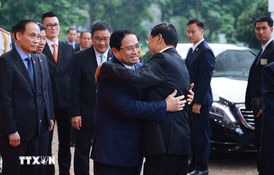 Thủ tướng Phạm Minh Chính hội kiến Tổng Bí thư, Chủ tịch nước Lào Thongloun Sisoulith. (Ảnh: Dương Giang/TTXVN)