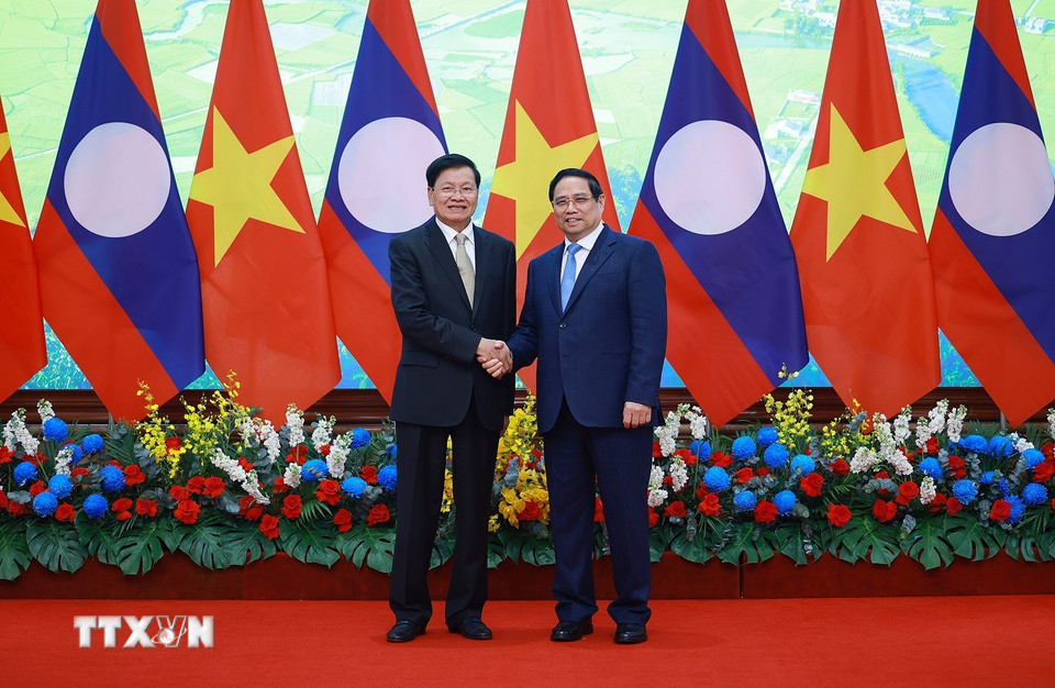 Thủ tướng Phạm Minh Chính hội kiến Tổng Bí thư, Chủ tịch nước Lào Thongloun Sisoulith. (Ảnh: Dương Giang/TTXVN)
