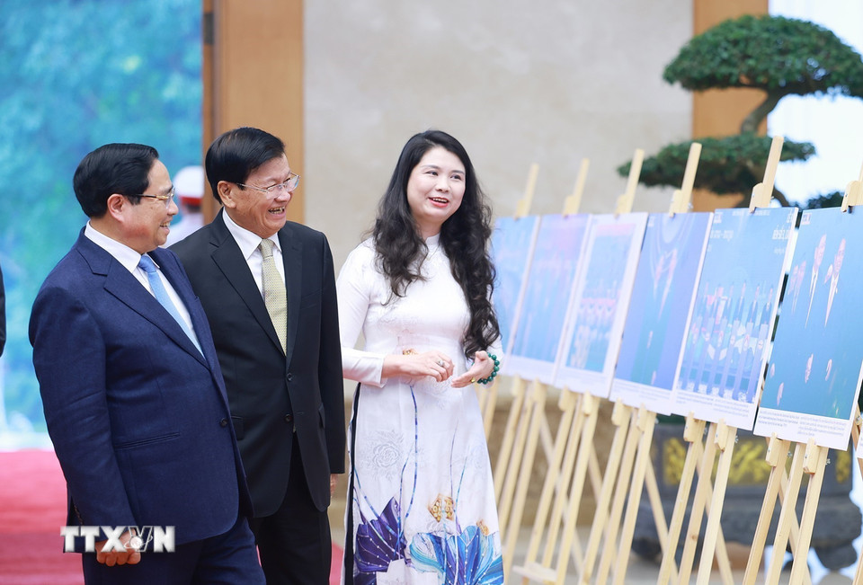 Thủ tướng Phạm Minh Chính và Tổng Bí thư, Chủ tịch nước Lào Thongloun Sisoulith tham quan trưng bày ảnh về quan hệ hợp tác giữa hai nước do Thông tấn xã Việt Nam thực hiện. (Ảnh: Dương Giang/TTXVN)