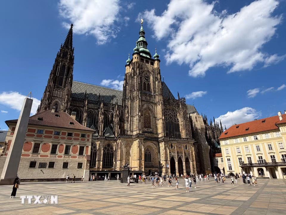 Du khách tham quan khu vực sân trong của lâu đài Prague. (Ảnh: Trần Hòa /TTXVN)