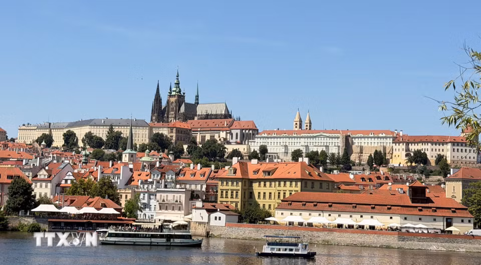 Toàn cảnh quần thể lâu đài Prague cổ kính bên dòng sông Vltava. (Ảnh: Trần Hòa/TTXVN)