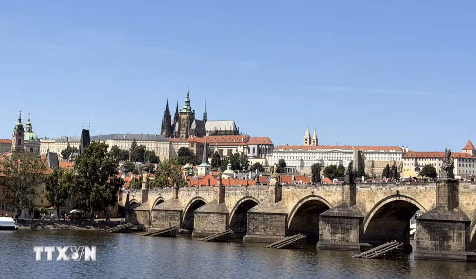 Toàn cảnh quần thể lâu đài Prague cổ kính bên dòng sông Vltava. (Ảnh: Trần Hòa/TTXVN)