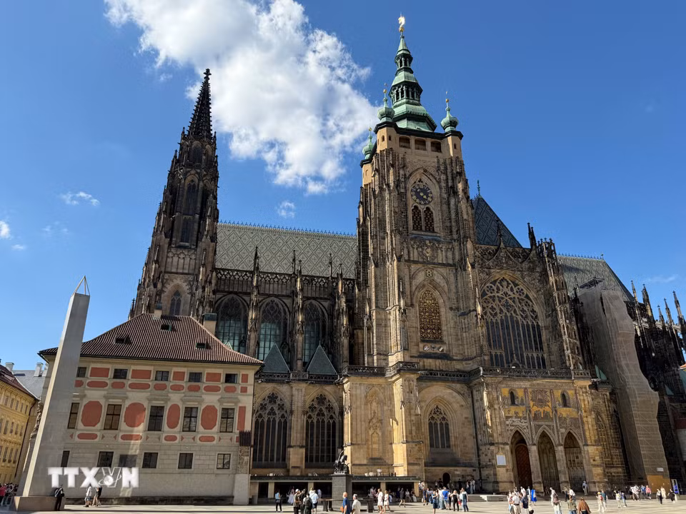 Du khách tham quan khu vực sân trong của lâu đài Prague. (Ảnh: Trần Hòa/TTXVN)