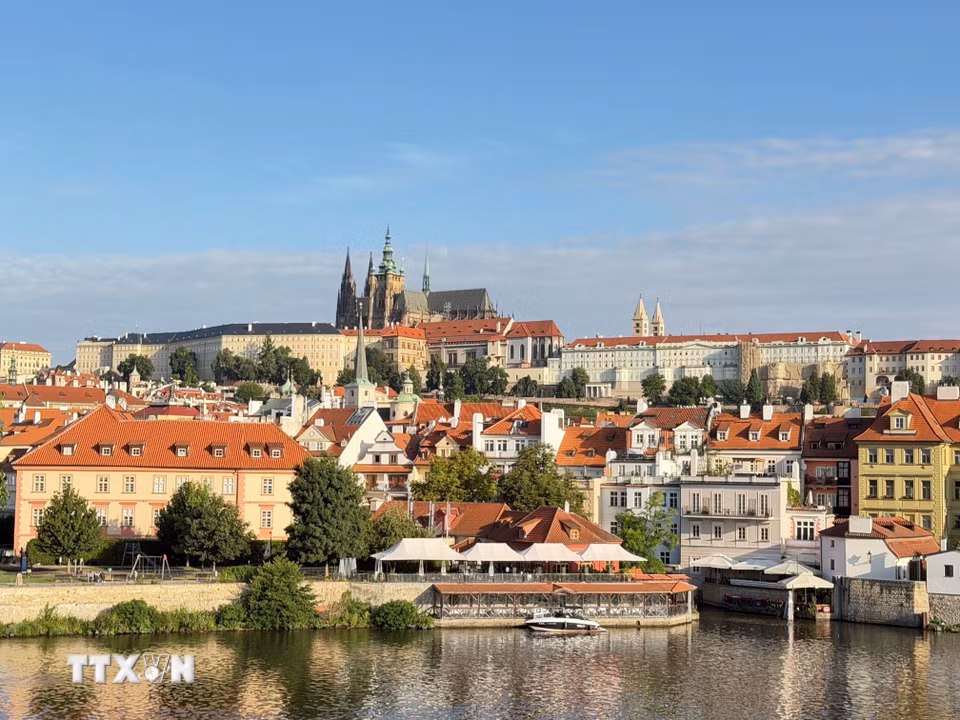 Toàn cảnh quần thể lâu đài Prague cổ kính bên dòng sông Vltava. (Ảnh: Trần Hòa/TTXVN)