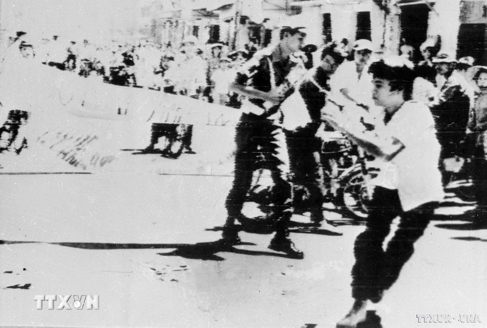 Sinh viên và thanh niên Sài Gòn biểu tình chống Thiệu bắt lính, đã đánh nhau với cảnh sát trên đường phố. (Ảnh: TTXVN)