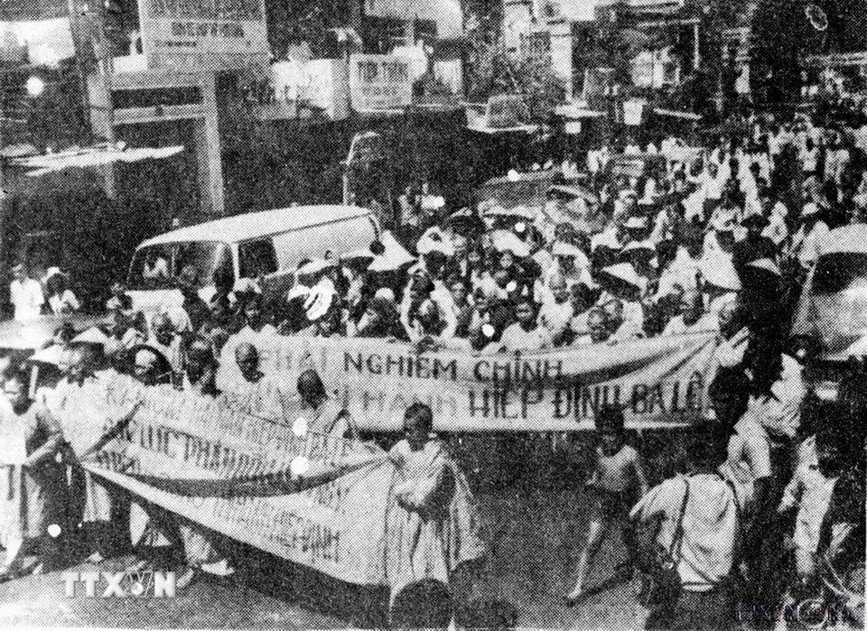 Lực lượng quần chúng có tổ chức được chuẩn bị làm nòng cốt cho nổi dậy trong thành phố đến trước chiến dịch cũng khá hùng hậu…Trong ảnh: Ngày 26/01/1975, đông đảo người dân Sài Gòn đã rầm rộ xuống đường biểu tình đòi Thiệu phải thi hành Hiệp định Paris. (Ảnh: TTXVN)