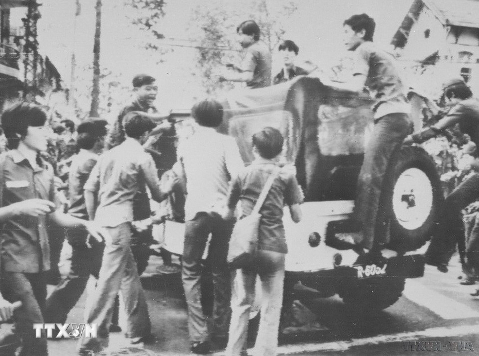 Thanh niên Sài Gòn biểu tình chống Thiệu bắt lính, đánh chiếm xe cảnh sát của quân ngụy. (Ảnh: TTXVN)