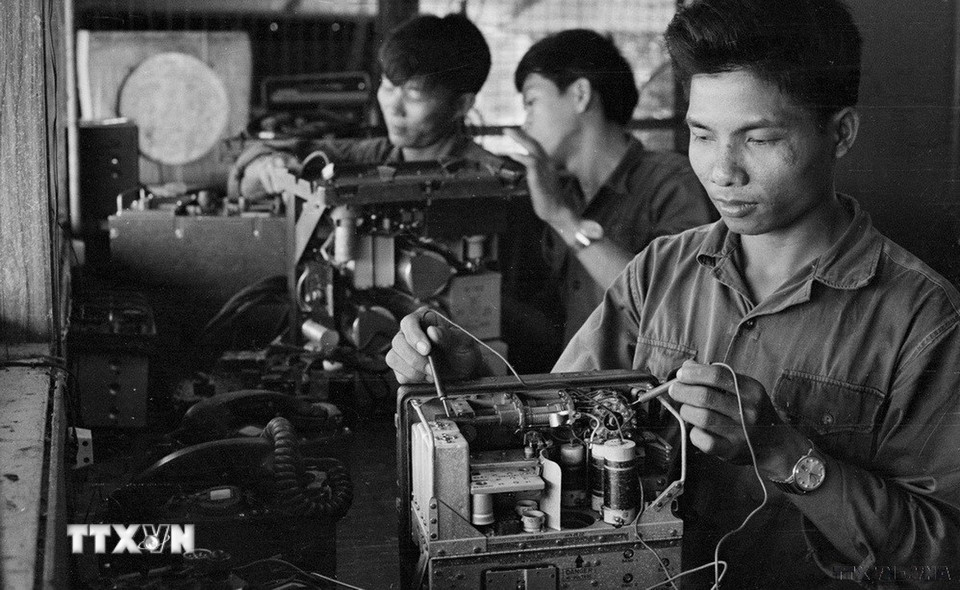 Cán bộ chiến sỹ đại đội 16 thông tin Quảng Ngãi không ngừng học tập, nâng cao trình độ kỹ thuật. Đơn vị đã tự sửa chữa các loại máy của địch để đưa vào sử dụng. (Ảnh: TTXVN)