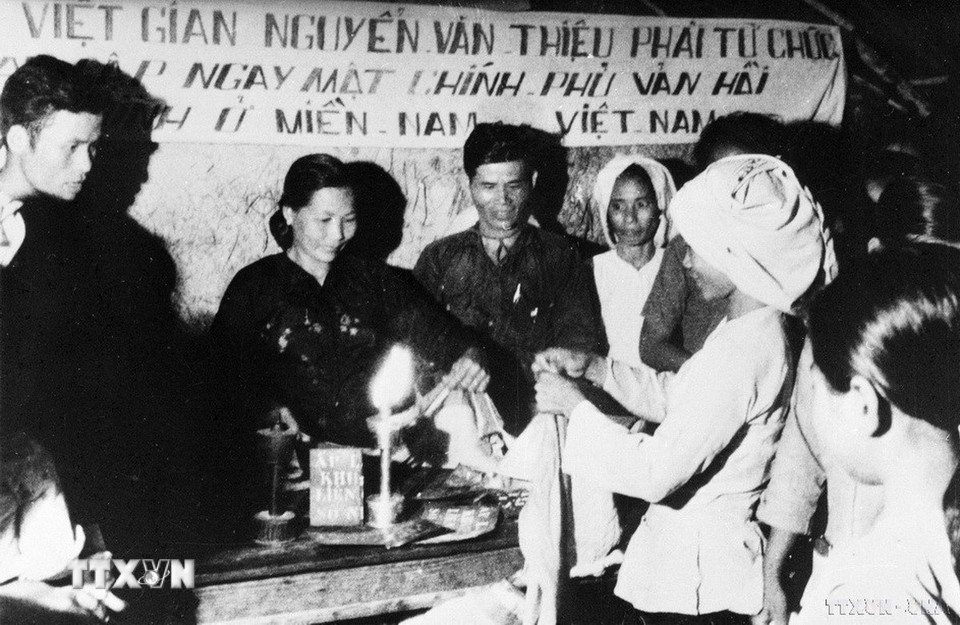 Phối hợp với du kích, bất chấp sự kìm kẹp của quân ngụy, đồng bào ấp chiến lược ở Lào Táo (Trung Hòa, Củ Chi) nổi dậy, phá ấp, đốt cờ ngụy. (Ảnh: TTXVN)