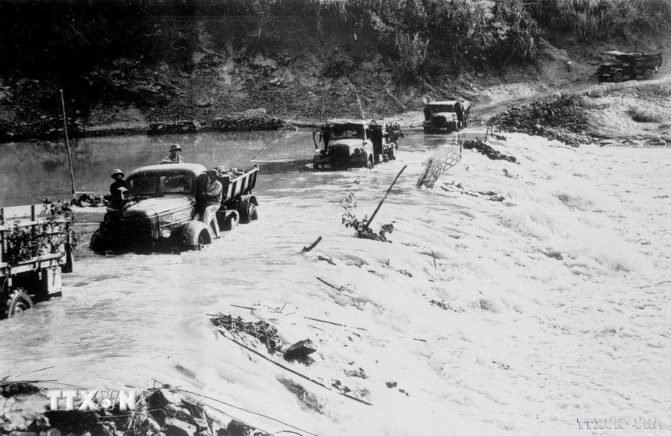 Vượt ngầm đưa hàng hóa ra chiến trường. (Ảnh: Thành Vinh/TTXVN)