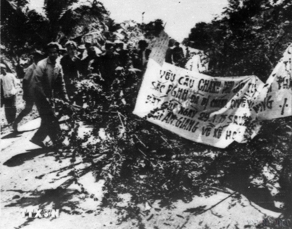 Phong trào đấu tranh chính trị của công nhân, học sinh, sinh viên, các tổ chức hòa bình, dân chủ và tiến bộ đòi chấm dứt chiến tranh, đòi Thiệu từ chức,… nổ ra dồn dập, mạnh mẽ, dưới nhiều hình thức…đã tập hợp ngày càng nhiều quần chúng ủng hộ cách mạng, đẩy địch vào thế lúng túng, hoang mang, bị động. Trong ảnh: Tín đồ phật giáo Hòa Hảo chặt cây, chặn đường quân địch hành quân đàn áp ở vùng Đồng bằng sông Cửu Long. (Ảnh: TTXVN)