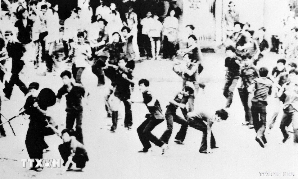 Phong trào đấu tranh chính trị của công nhân, học sinh, sinh viên, các tổ chức hòa bình, dân chủ và tiến bộ đòi chấm dứt chiến tranh, đòi Thiệu từ chức,… nổ ra dồn dập, mạnh mẽ ở tất cả các thành phố lớn, diễn ra dưới nhiều hình thức… đã tập hợp ngày càng nhiều quần chúng ủng hộ cách mạng, đẩy địch vào thế lúng túng, hoang mang, bị động. Trong ảnh: Học sinh và sinh viên Sài Gòn đánh nhau với cảnh sát trong cuộc biểu tình phản đối Thiệu bắt lính. (Ảnh: TTXVN)