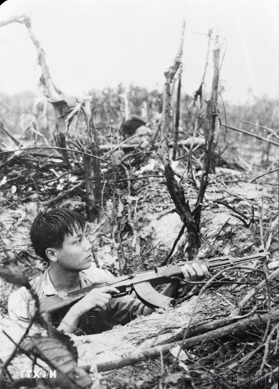 Lực lượng vũ trang và nhân dân địa phương tích cực giúp bộ đội nắm tình hình địch, dẫn đường cho các mũi tiến công, tích cực vận chuyển,... Tất cả cùng bước vào trận đánh với thế trận chiến tranh nhân dân-sức mạnh vô địch của cách mạng. Trong ảnh: Các chiến sỹ đoàn X quyết thắng (Sài Gòn) chiến đấu dũng cảm, mưu trí, diệt 6 xe bọc thép, bắt sống chiếc M.118 của địch. (Ảnh: Nguyễn Thắng/TTXVN)