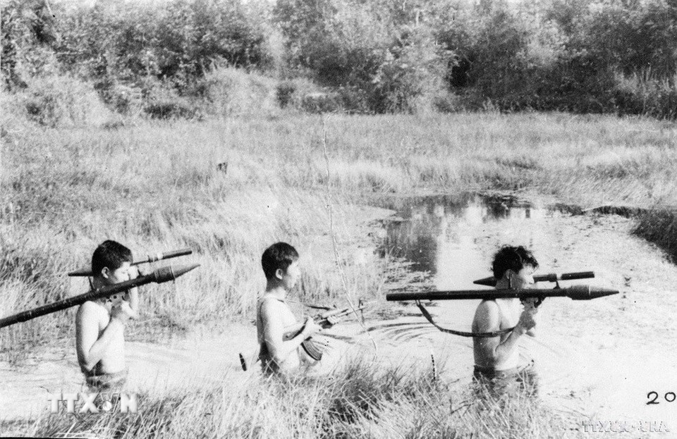 Lực lượng vũ trang và nhân dân địa phương tích cực giúp bộ đội nắm tình hình địch, dẫn đường cho các mũi tiến công, tích cực vận chuyển,... Tất cả cùng bước vào trận đánh với thế trận chiến tranh nhân dân-sức mạnh vô địch của cách mạng. Trong ảnh: Một tổ B.40 quân giải phóng săn tàu địch trên sông Sài Gòn (Bạch Đằng, Gia Định). (Ảnh: Nguyễn Đình Cảnh/TTXVN)