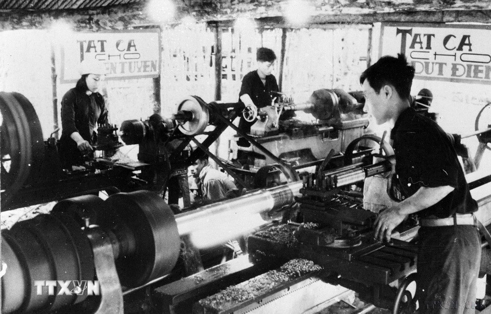 Thực tiễn cho thấy, trước giờ mở đầu chiến dịch Hồ Chí Minh lịch sử, quân và dân ta đã xây dựng được một thế trận vững vàng và độc đáo của chiến tranh nhân dân. Trong ảnh: Công nhân phân xưởng miền Tây Nam Bộ sản xuất nhiều vũ khí phục vụ bộ đội. (Ảnh: TTXVN)