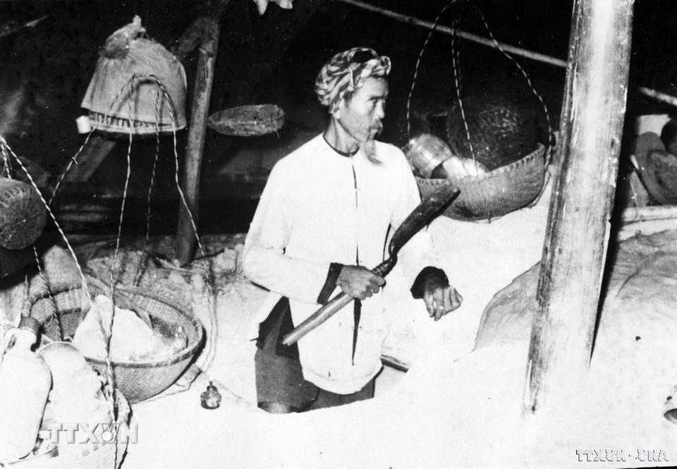 Phong trào đấu tranh chính trị của công nhân, học sinh, sinh viên, các tổ chức hòa bình, dân chủ và tiến bộ đòi chấm dứt chiến tranh, đòi Thiệu từ chức,… nổ ra dồn dập, mạnh mẽ ở tất cả các thành phố lớn, diễn ra dưới nhiều hình thức…đã tập hợp ngày càng nhiều quần chúng ủng hộ cách mạng, đẩy địch vào thế lúng túng, hoang mang, bị động. Trong ảnh: Gia đình bác Mười ở xã Nhuận Đức, một gia đình kiên cường bám đất của Củ Chi. (Ảnh: TTXVN)