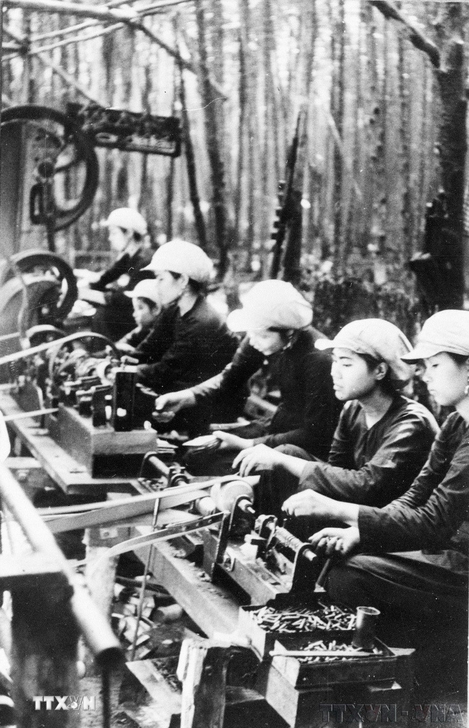 Tổ sản xuất (bộ đội hậu cần miền Nam) đang viền mồi nổ. (Ảnh: TTXVN)